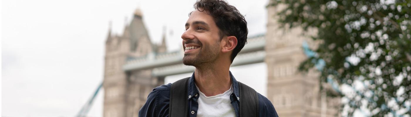 Jeune étudiant devant London Bridge