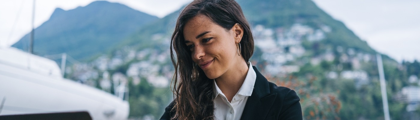 Jeune femme travaille en suisse