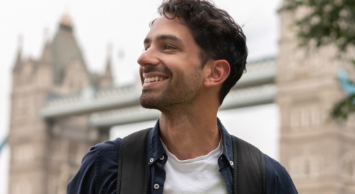 Jeune étudiant devant London Bridge